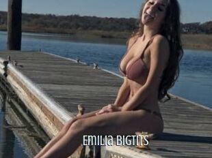 Emilia_bigtits