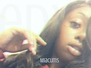 MiaCums