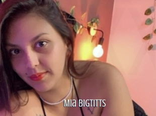 Mia_bigtitts